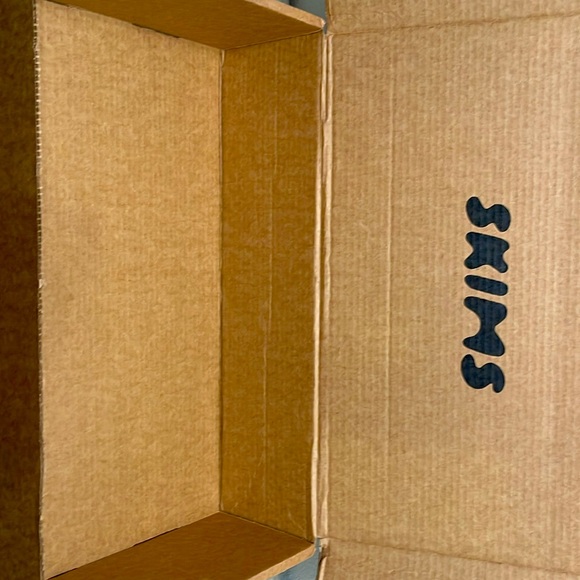 Skims Empty Shipping Box - Picture 2 of 4